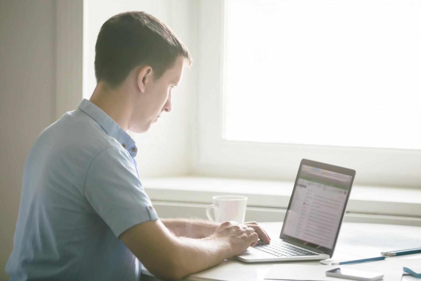 Persona planificando sus finanzas personales con documentos y calculadora sobre mesa de trabajo